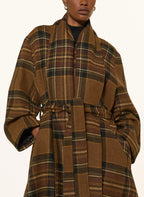 Sobretudo com cachecol incorporado