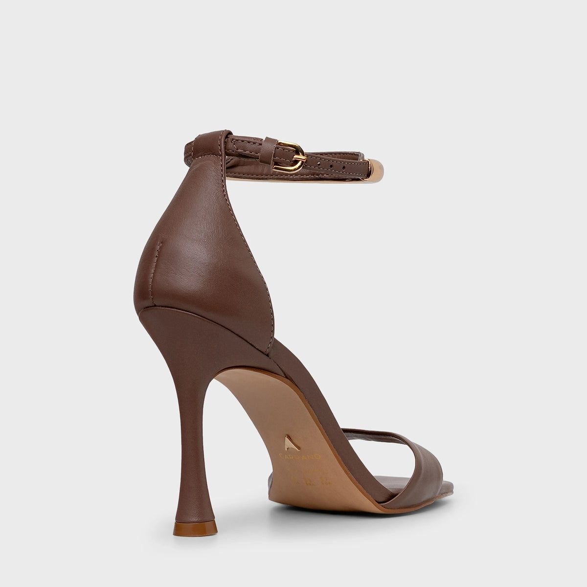 Sandália com detalhe dourado na tira CARRANO