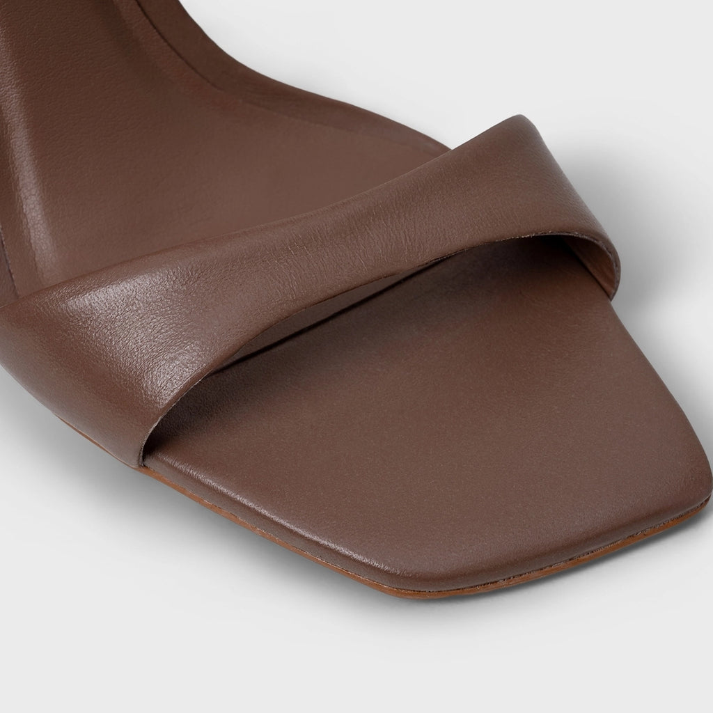 Sandália com detalhe dourado na tira CARRANO