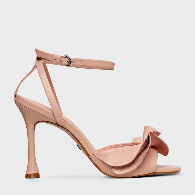 Sandália salto fino com babados CARRANO