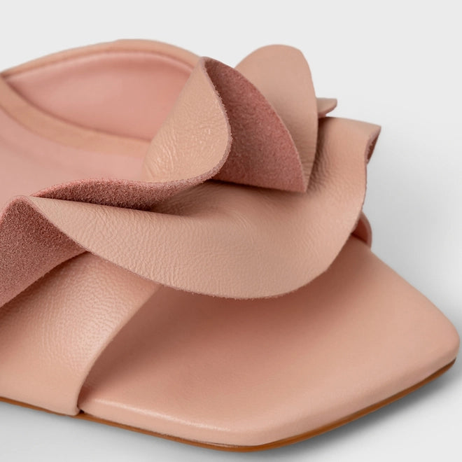 Sandália salto fino com babados CARRANO