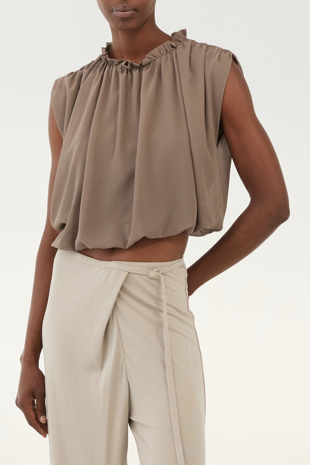 Blusa Curta Plissada Castanha ELEH
