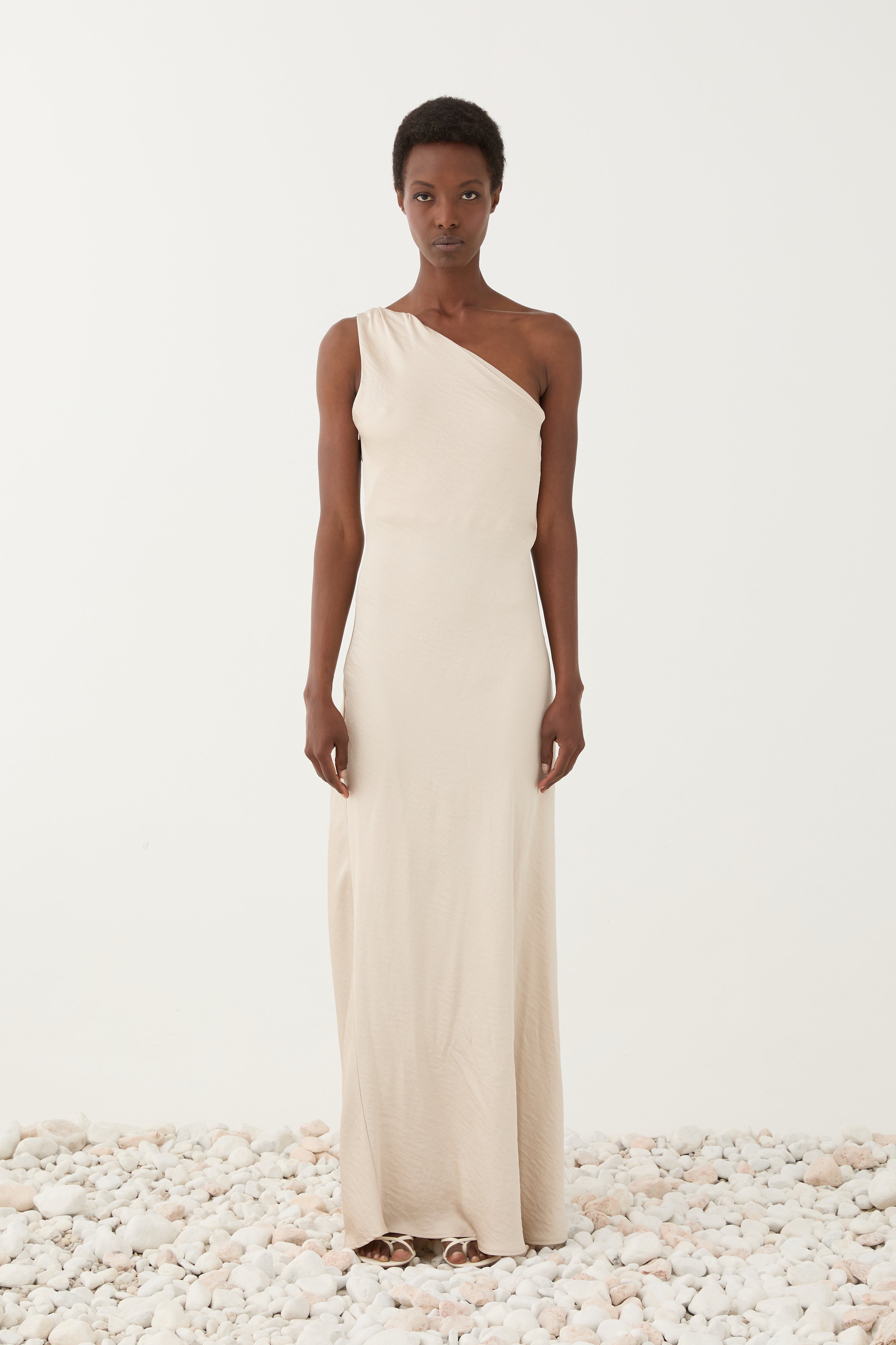 Vestido maxi assimétrico detalhe nas costas ELEH
