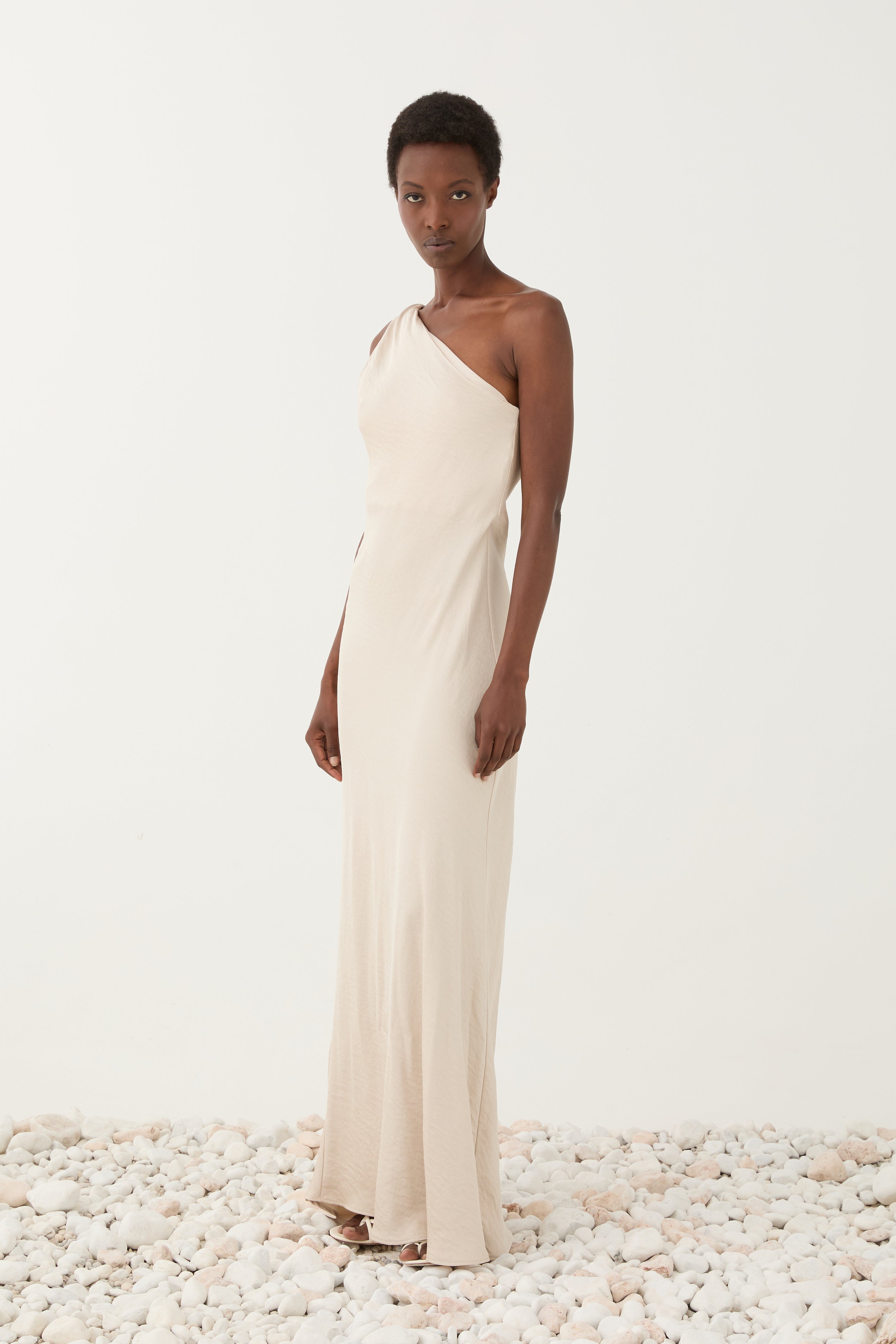 Vestido maxi assimétrico detalhe nas costas ELEH