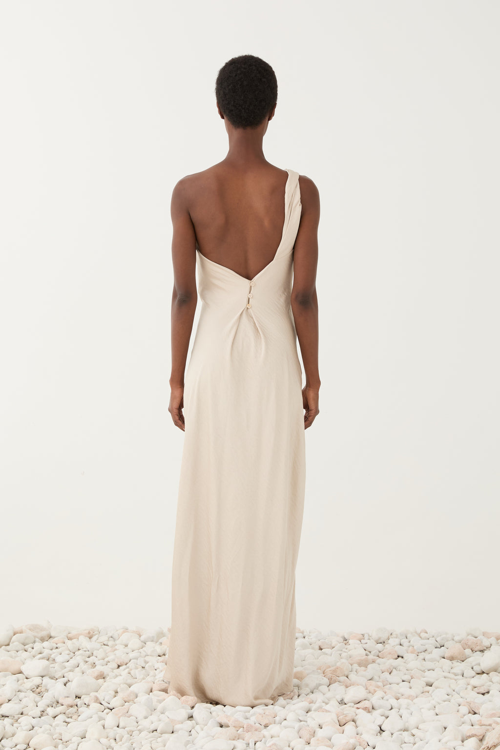 Vestido maxi assimétrico detalhe nas costas ELEH