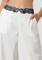 Pantalona com detalhe em renda na cintura FRACOMINA