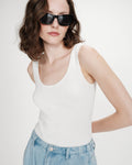 modelo com body "VELMONDO" em malha canelada GRACE & MILA 