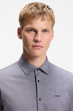 Detalhe do colarinho, botões e logótipo BOSS da camisa Slim Fit em jersey de mistura de algodão na cor azul escuro.