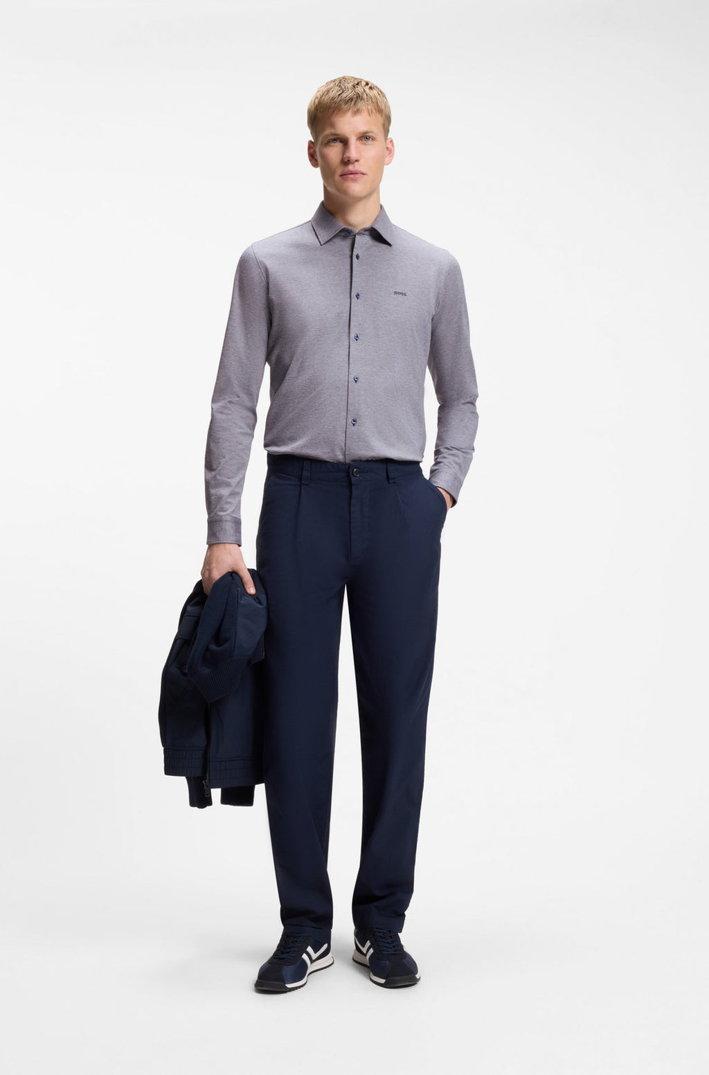 Camisa BOSS Slim Fit para homem em jersey de mistura de algodão na cor azul escuro, combinada num look casual elegante.