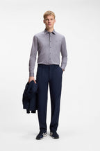 Camisa BOSS Slim Fit para homem em jersey de mistura de algodão na cor azul escuro, combinada num look casual elegante.