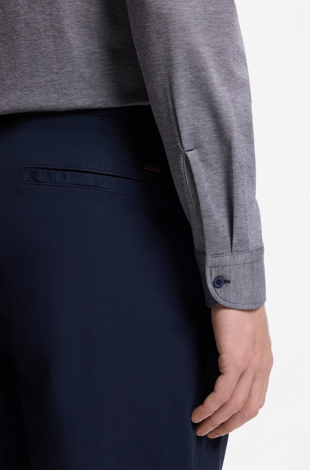 Pormenor do punho da camisa BOSS slim fit em jersey de mistura de algodão para homem em azul escuro.