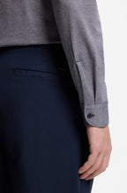 Pormenor do punho da camisa BOSS slim fit em jersey de mistura de algodão para homem em azul escuro.