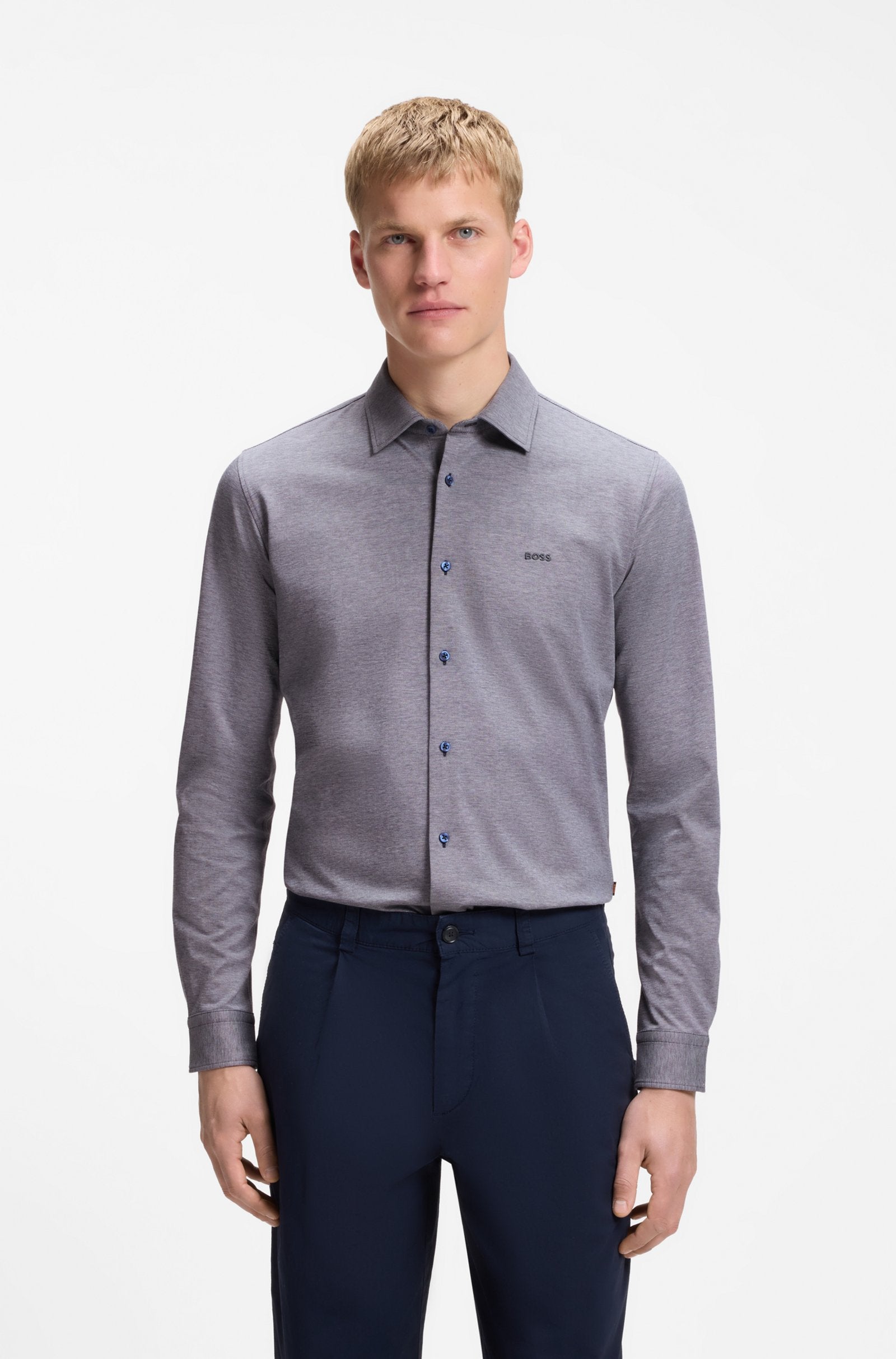 Vista frontal da camisa BOSS Slim Fit para homem de manga comprida em jersey de mistura de algodão na cor azul escuro.