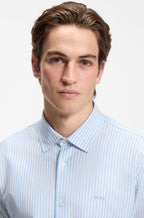 Detalhe do colarinho, botões e logótipo BOSS da camisa Slim Fit riscas azuis para homem em jersey de mistura de algodão.