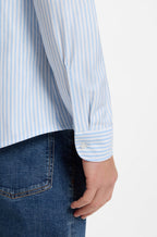 Pormenor do punho com botão da camisa BOSS Slim Fit, às riscas azuis em jersey de mistura de algodão para homem.