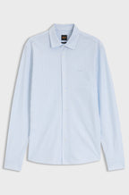 Camisa BOSS Slim Fit para homem com padrão às riscas azuis e logótipo bordado.