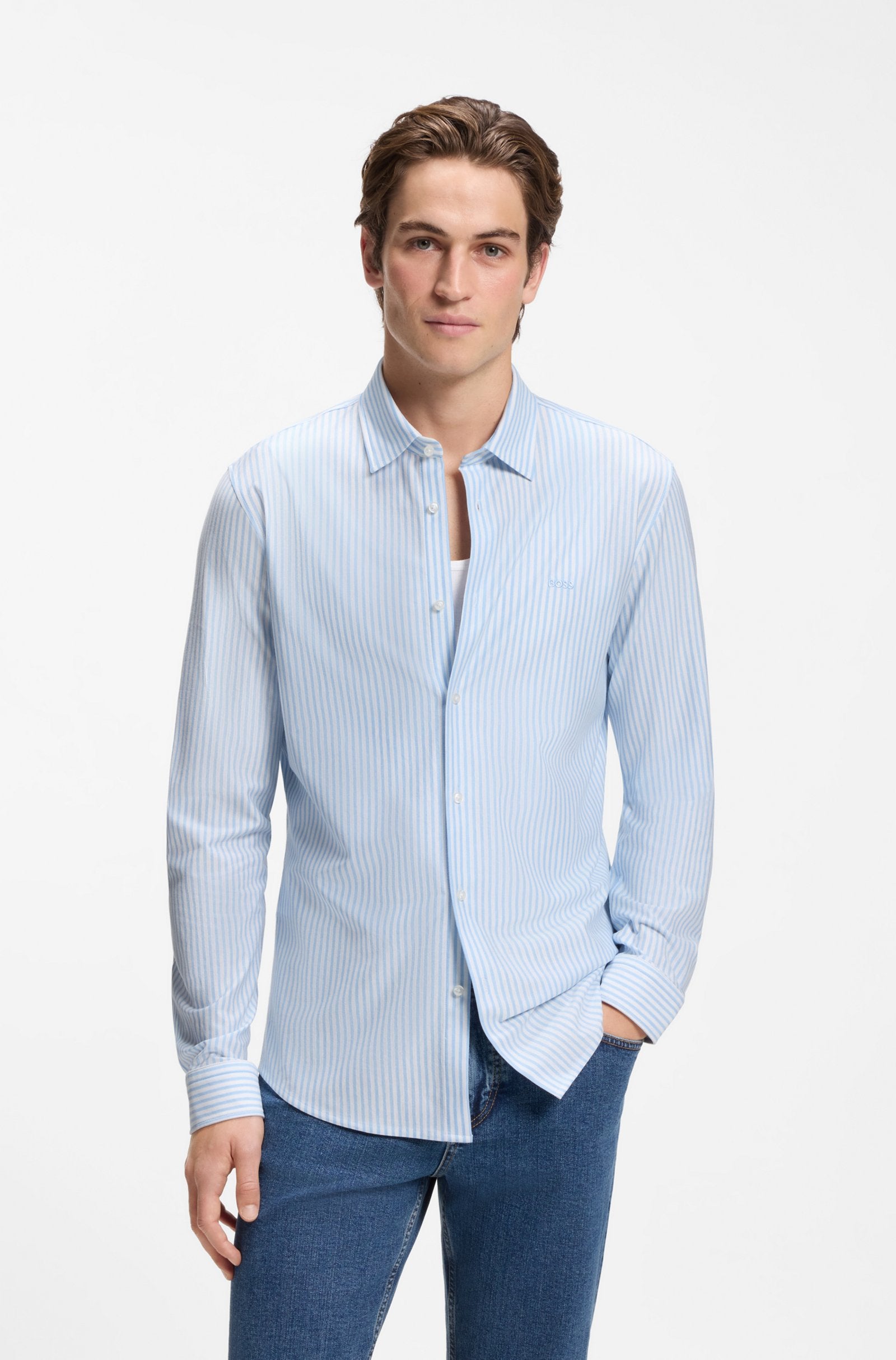 Camisa BOSS Slim Fit para homem em jersey de mistura de algodão com padrão às riscas azuis, vista frontal.