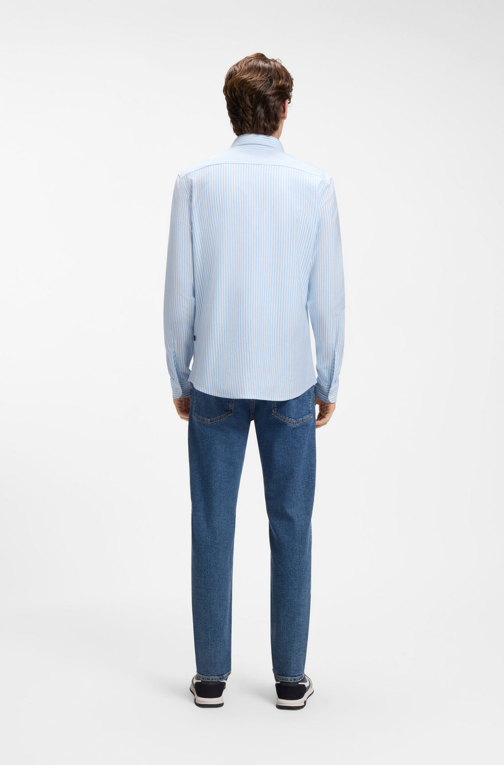 Vista traseira da camisa BOSS Slim Fit para homem em jersey de mistura de algodão com padrão às riscas azuis.