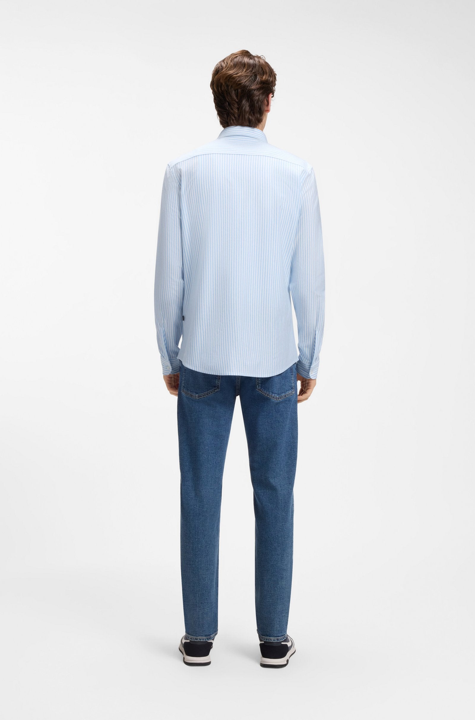 Vista traseira da camisa BOSS Slim Fit para homem em jersey de mistura de algodão com padrão às riscas azuis.
