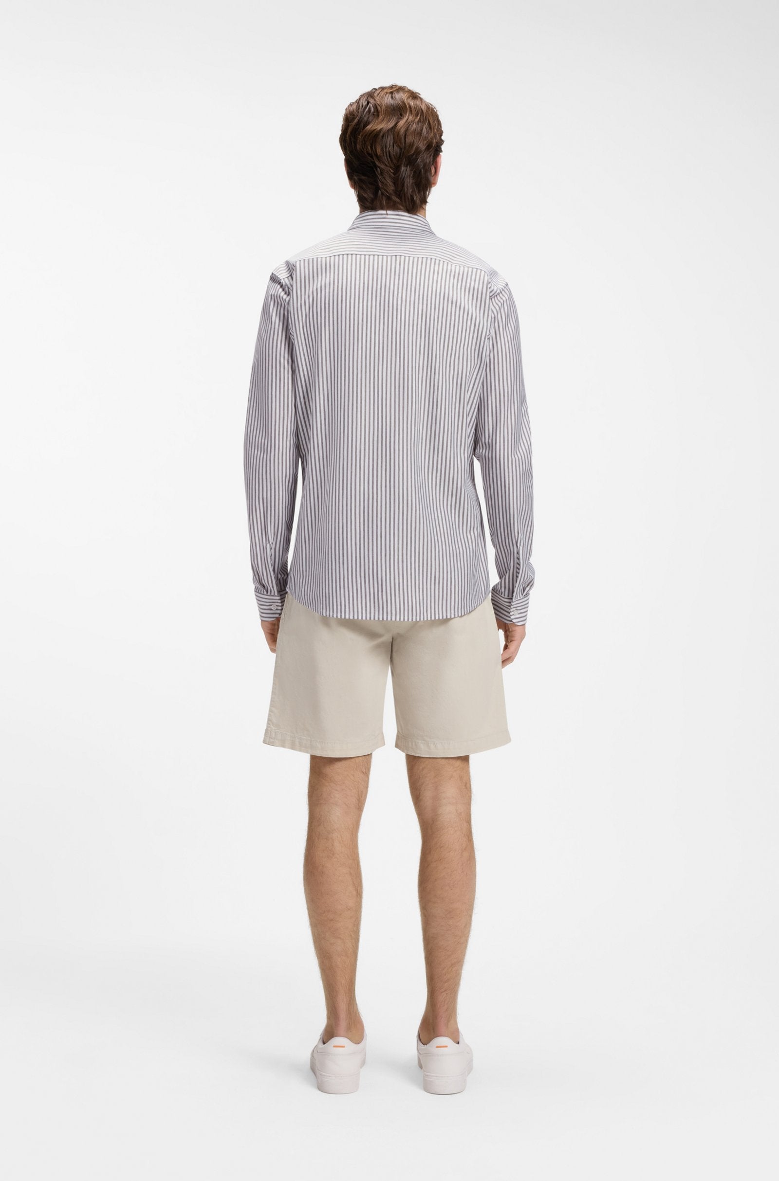 Vista traseira da camisa BOSS Slim Fit para homem em jersey de mistura de algodão com padrão às riscas verdes.