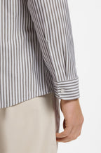 Pormenor do punho com botão da camisa BOSS Slim Fit, às riscas verdes em jersey de mistura de algodão para homem.