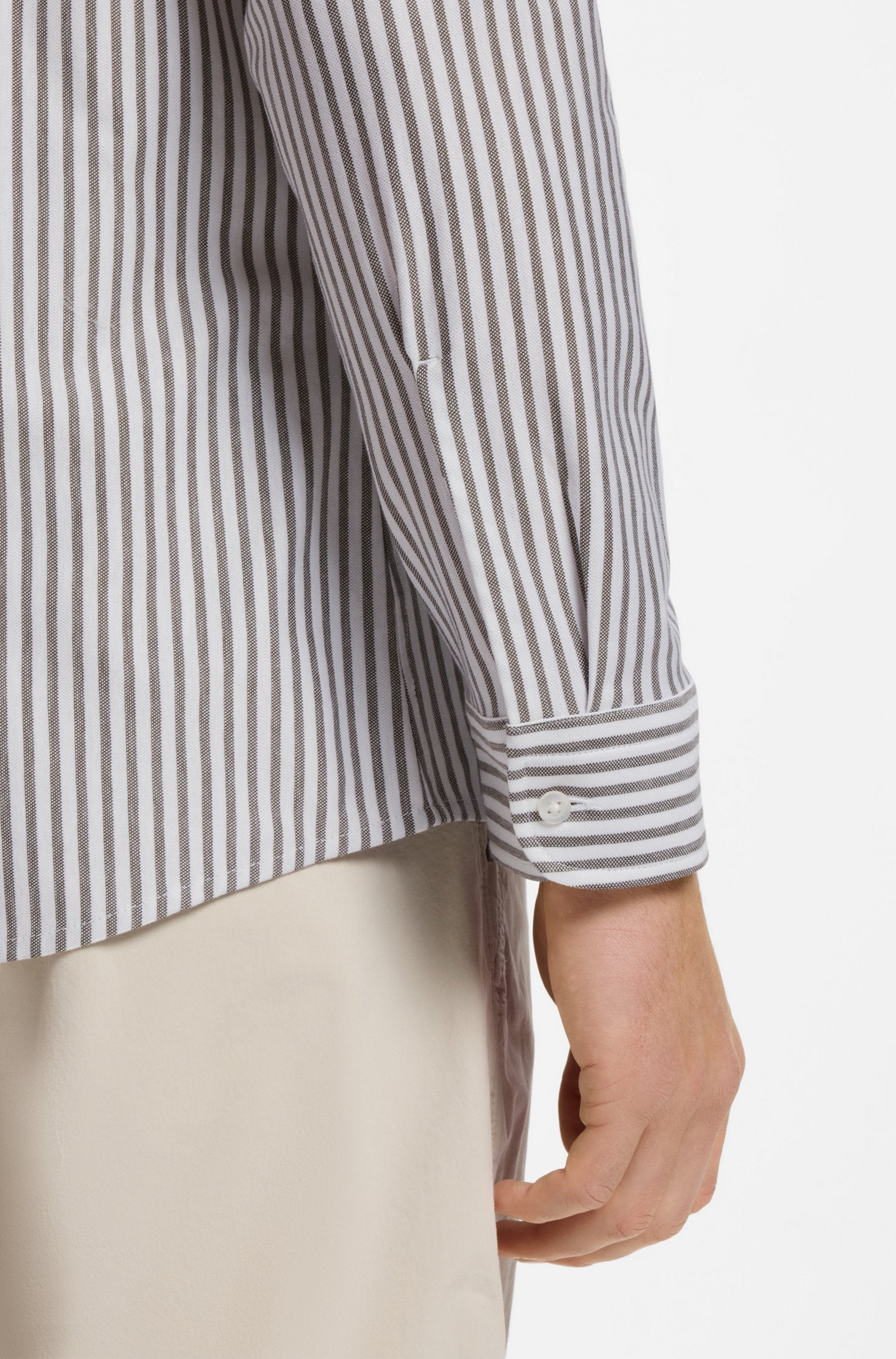 Pormenor do punho com botão da camisa BOSS Slim Fit, às riscas verdes em jersey de mistura de algodão para homem.