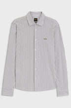 Camisa BOSS Slim Fit para homem com padrão às riscas verdes e logótipo bordado.