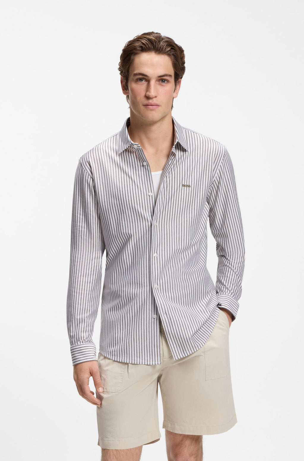 Camisa BOSS Slim Fit para homem em jersey de mistura de algodão com padrão às riscas verdes, vista frontal.