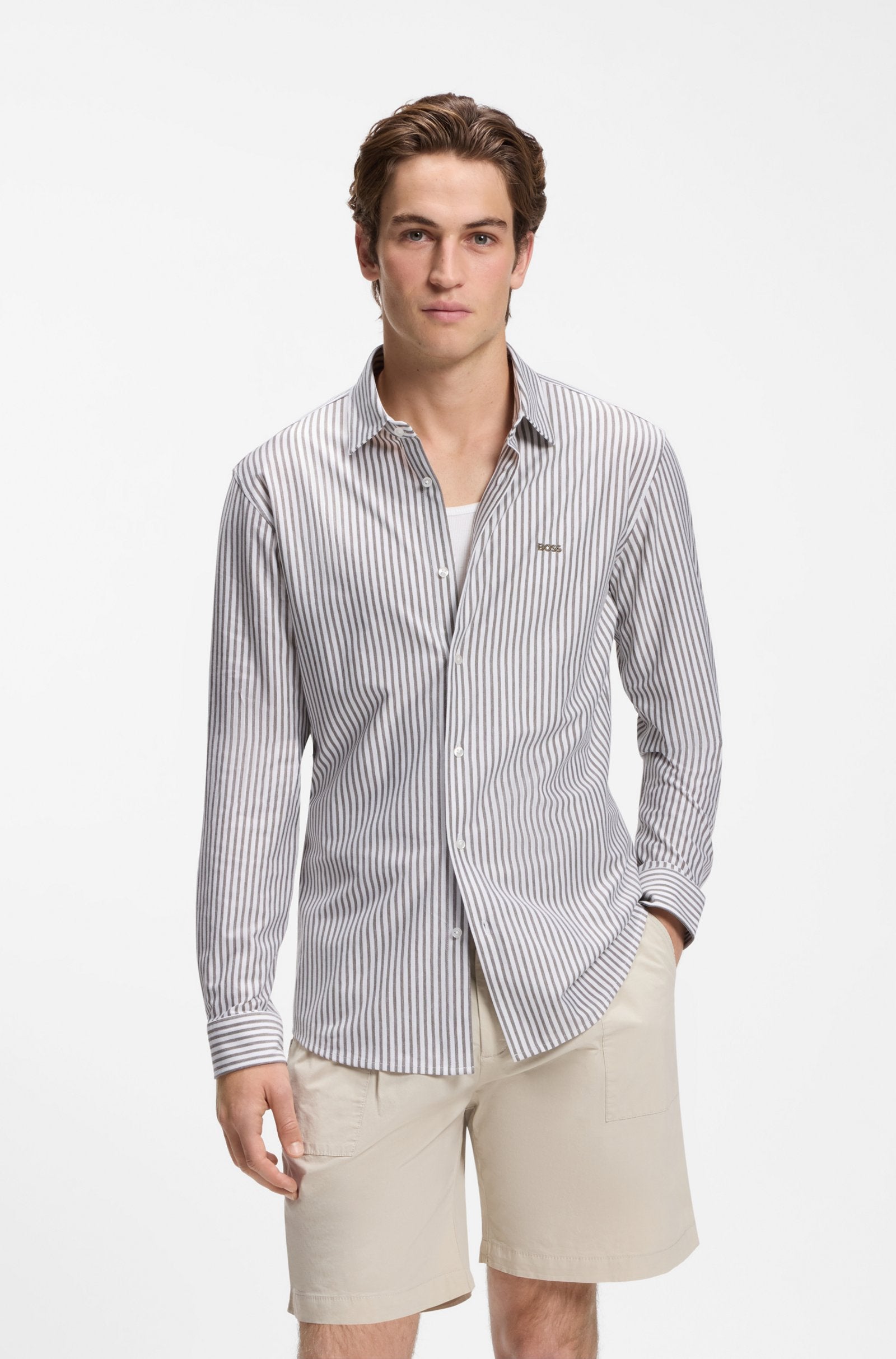Camisa BOSS Slim Fit para homem em jersey de mistura de algodão com padrão às riscas verdes, vista frontal.
