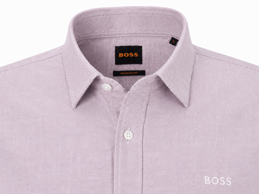 Detalhe do colarinho clássico da camisa BOSS Regular Fit medium red em algodão elástico com padrão mini dobby para homem.