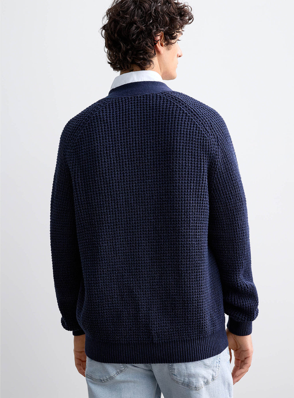 Vista traseira do cardigan de malha azul-marinho para homem da BOSS, com textura em malha estruturada, corte regular, acabamentos canelados na cintura e punhos, ideal para um estilo elegante e confortável.