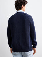 Vista traseira do cardigan de malha azul-marinho para homem da BOSS, com textura em malha estruturada, corte regular, acabamentos canelados na cintura e punhos, ideal para um estilo elegante e confortável.