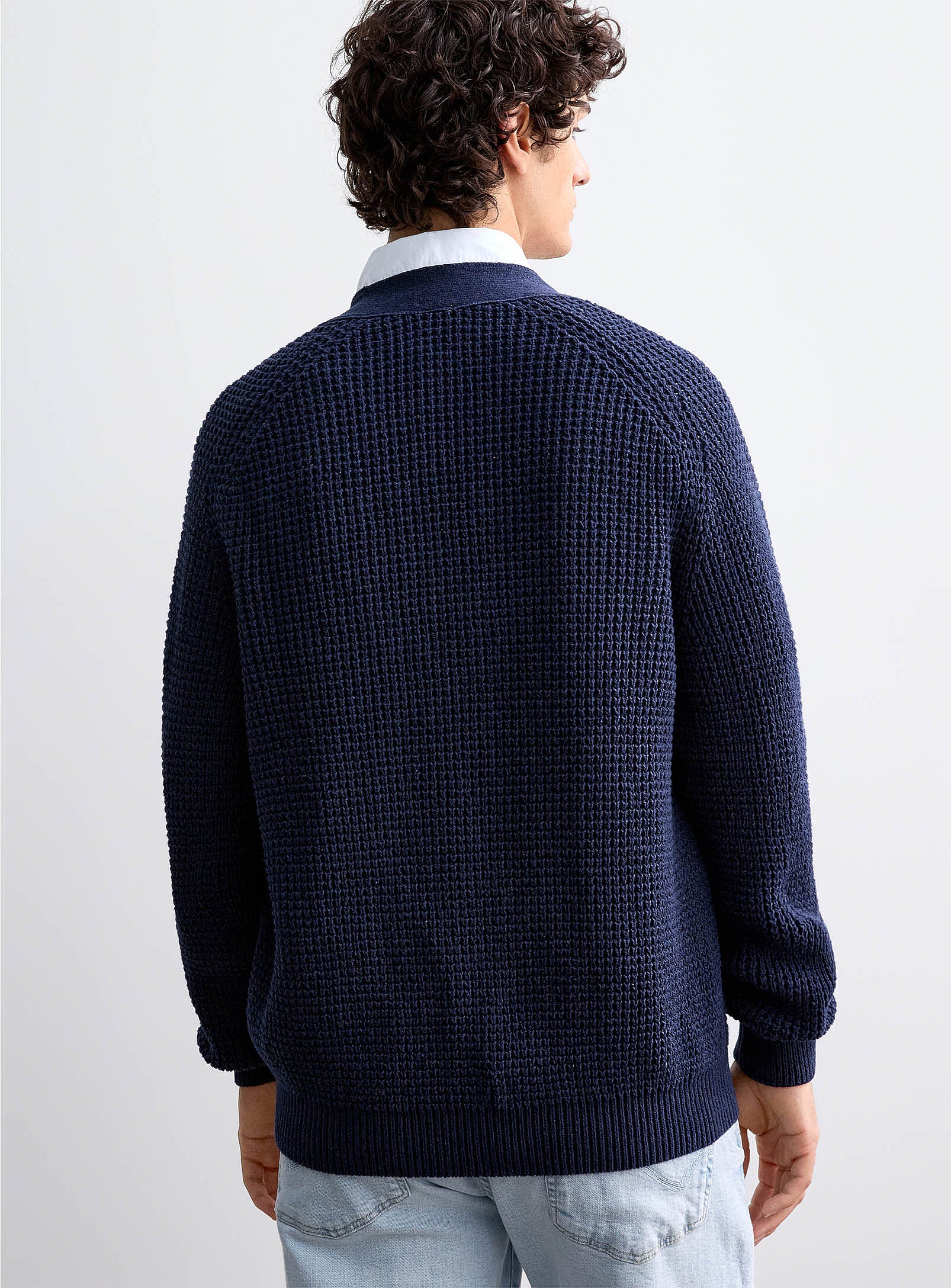 Vista traseira do cardigan de malha azul-marinho para homem da BOSS, com textura em malha estruturada, corte regular, acabamentos canelados na cintura e punhos, ideal para um estilo elegante e confortável.
