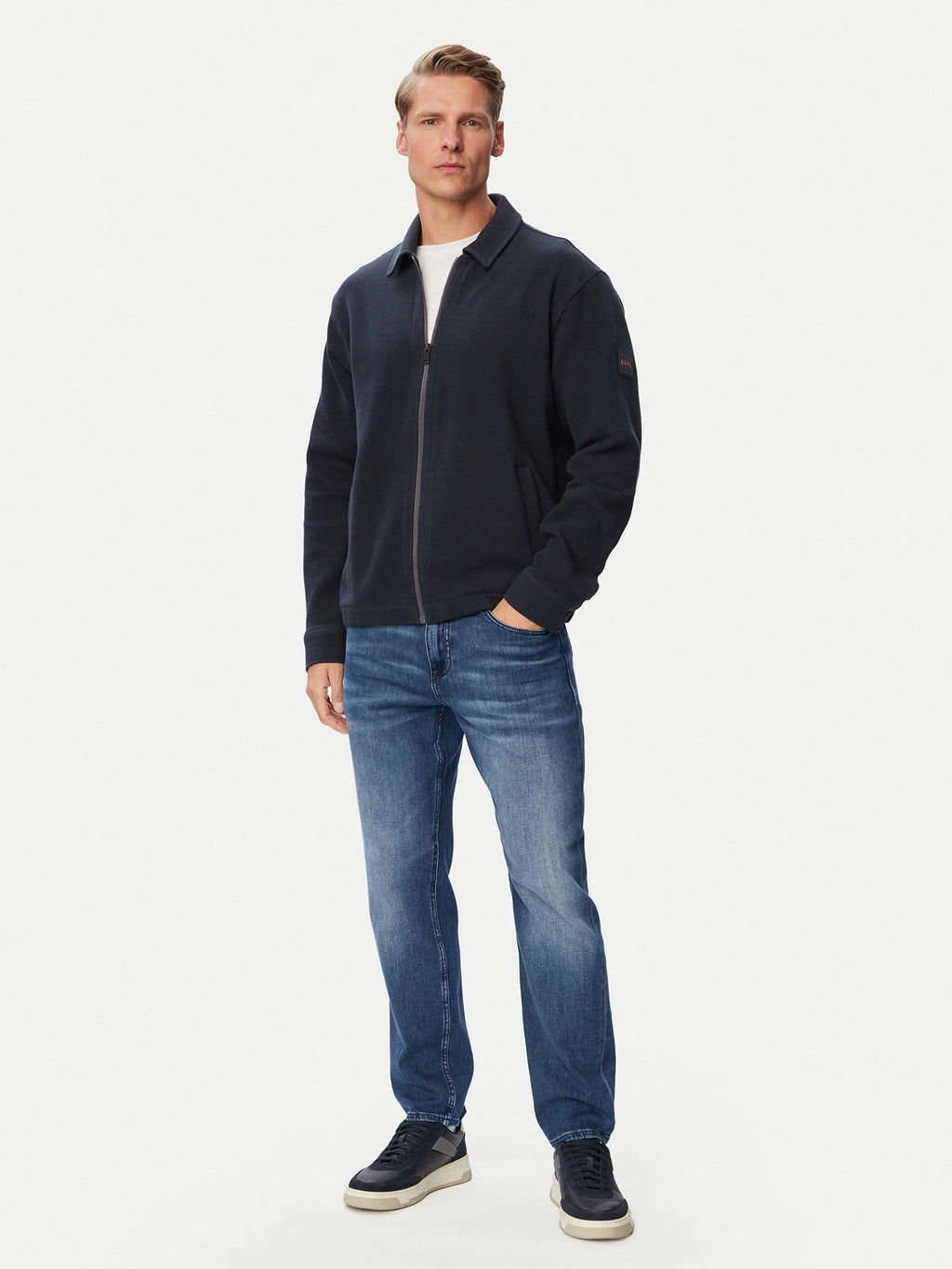 Casaco BOSS Ze_Bend Regular Fit azul-marinho para homem combinado num look casual contemporâneo, com jeans, para um estilo elegante, confortável e versátil.