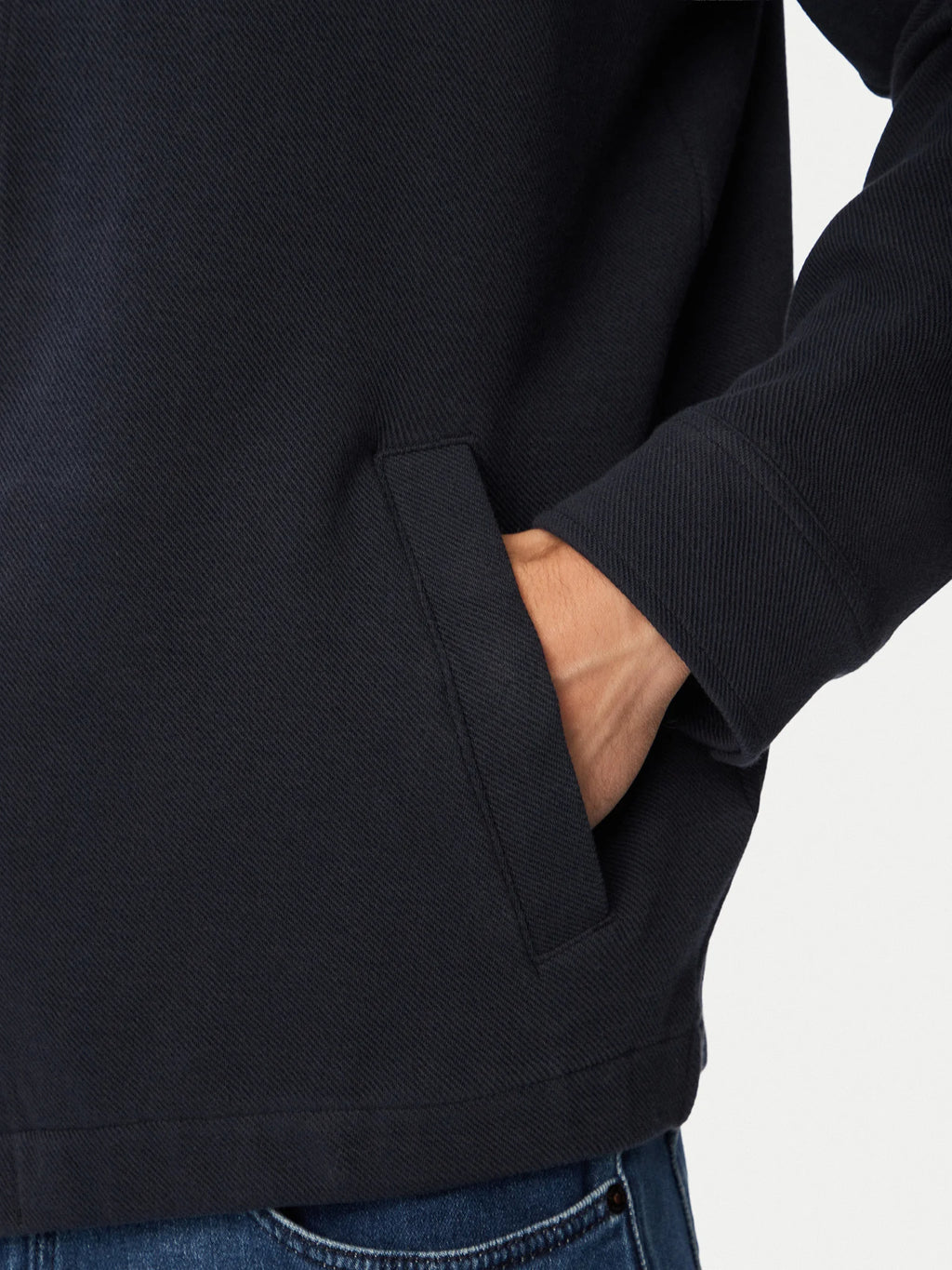Detalhe do bolso lateral do casaco BOSS Ze_Bend Regular Fit azul-marinho para homem, em malha de algodão texturada com acabamento premium.
