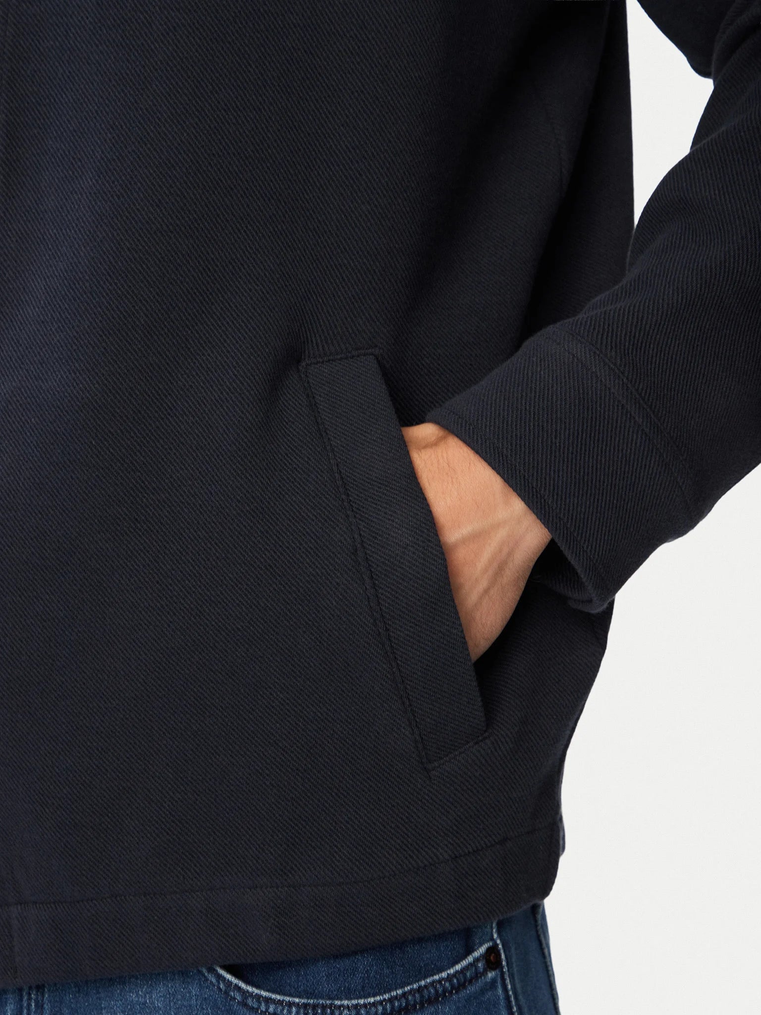 Detalhe do bolso lateral do casaco BOSS Ze_Bend Regular Fit azul-marinho para homem, em malha de algodão texturada com acabamento premium.