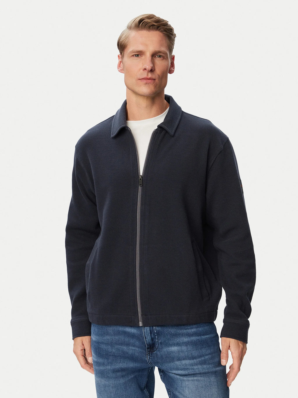 Casaco BOSS Ze_Bend Regular Fit azul-marinho para homem, em malha de algodão elástica, com fecho frontal, gola clássica e bolsos laterais com fecho.