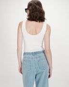modelo com Body "VELMONDO" em malha canelada GRACE & MILA, vista costas