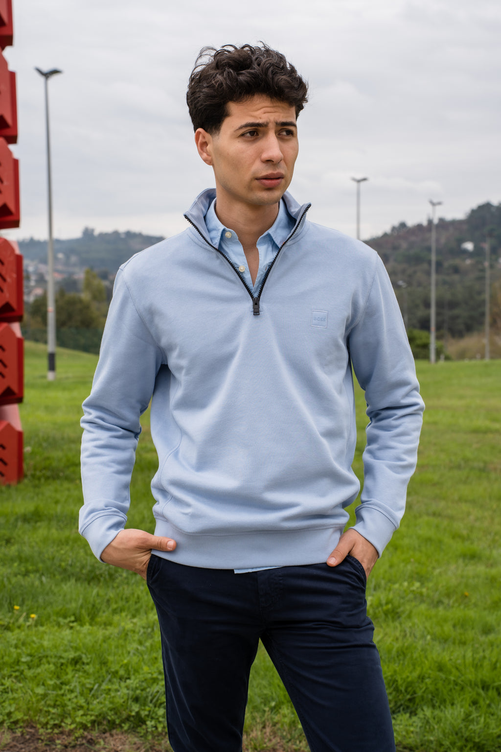 Camisola com fecho e emblema de logótipo