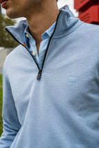 Camisola com fecho e emblema de logótipo