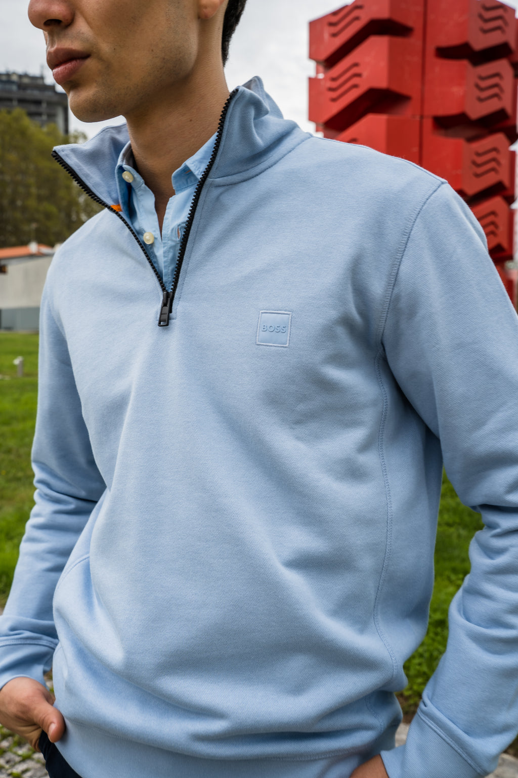 Camisola com fecho e emblema de logótipo