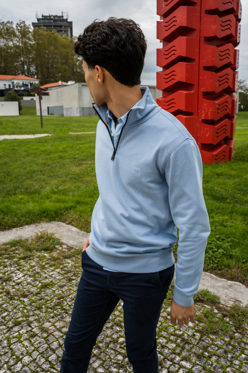 Camisola com fecho e emblema de logótipo