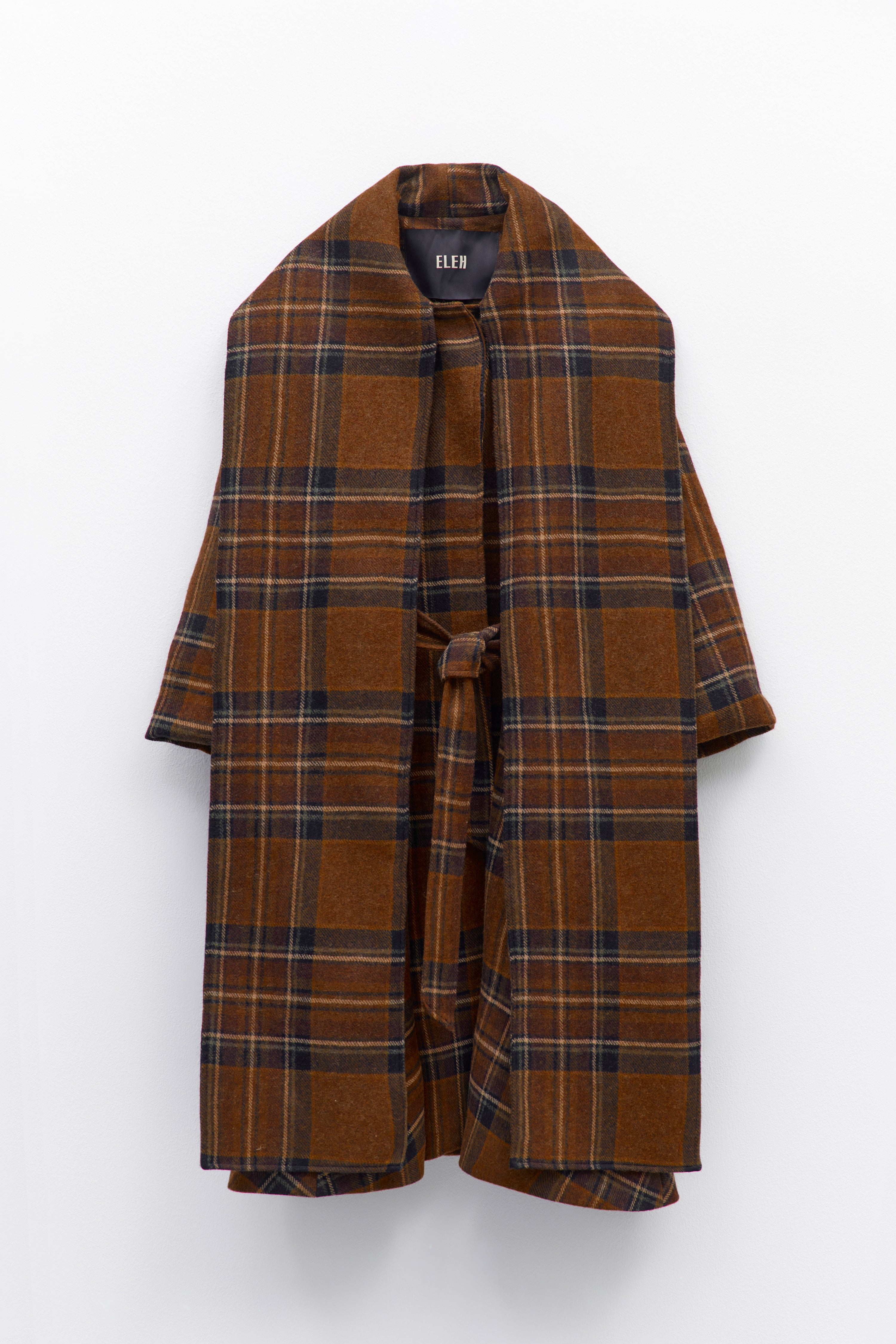 Sobretudo com cachecol incorporado