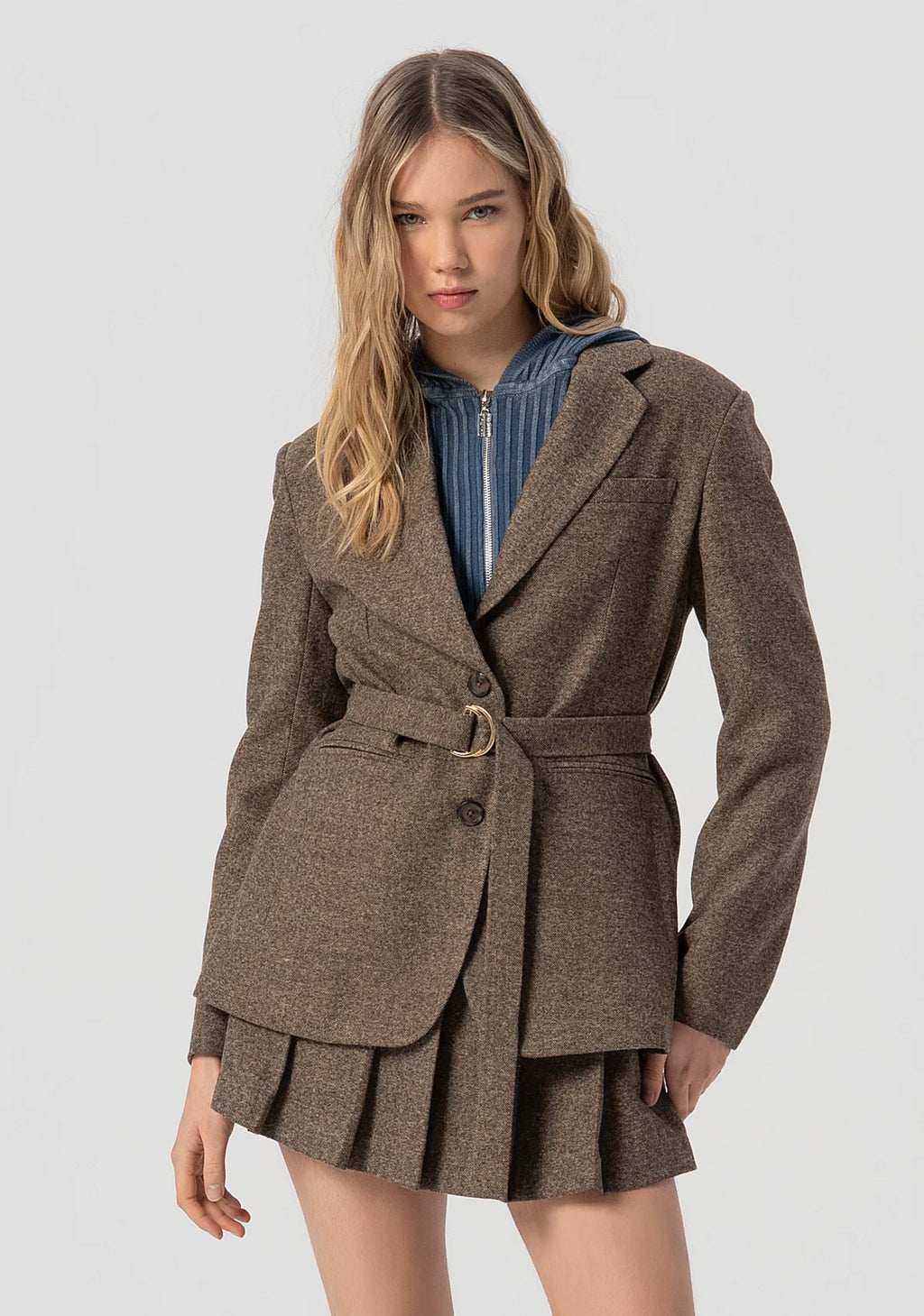 Blazer comprido de corte regular, com abotoamento simples e faixa na cintura.