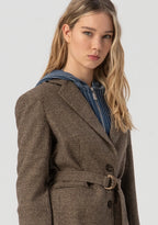 Blazer comprido de corte regular, com abotoamento simples e faixa na cintura.