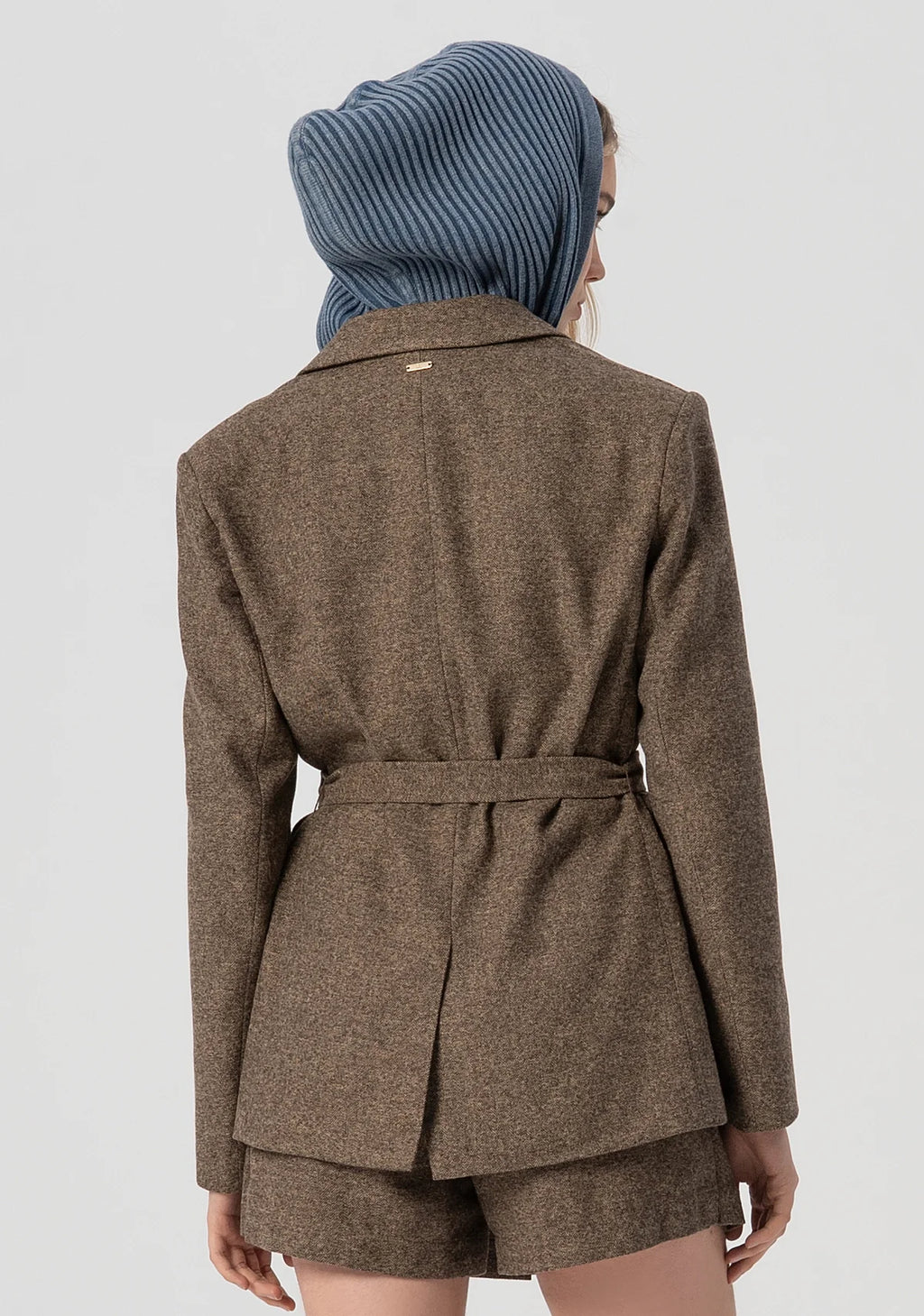 Blazer comprido de corte regular, com abotoamento simples e faixa na cintura.