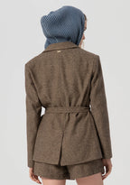 Blazer comprido de corte regular, com abotoamento simples e faixa na cintura.