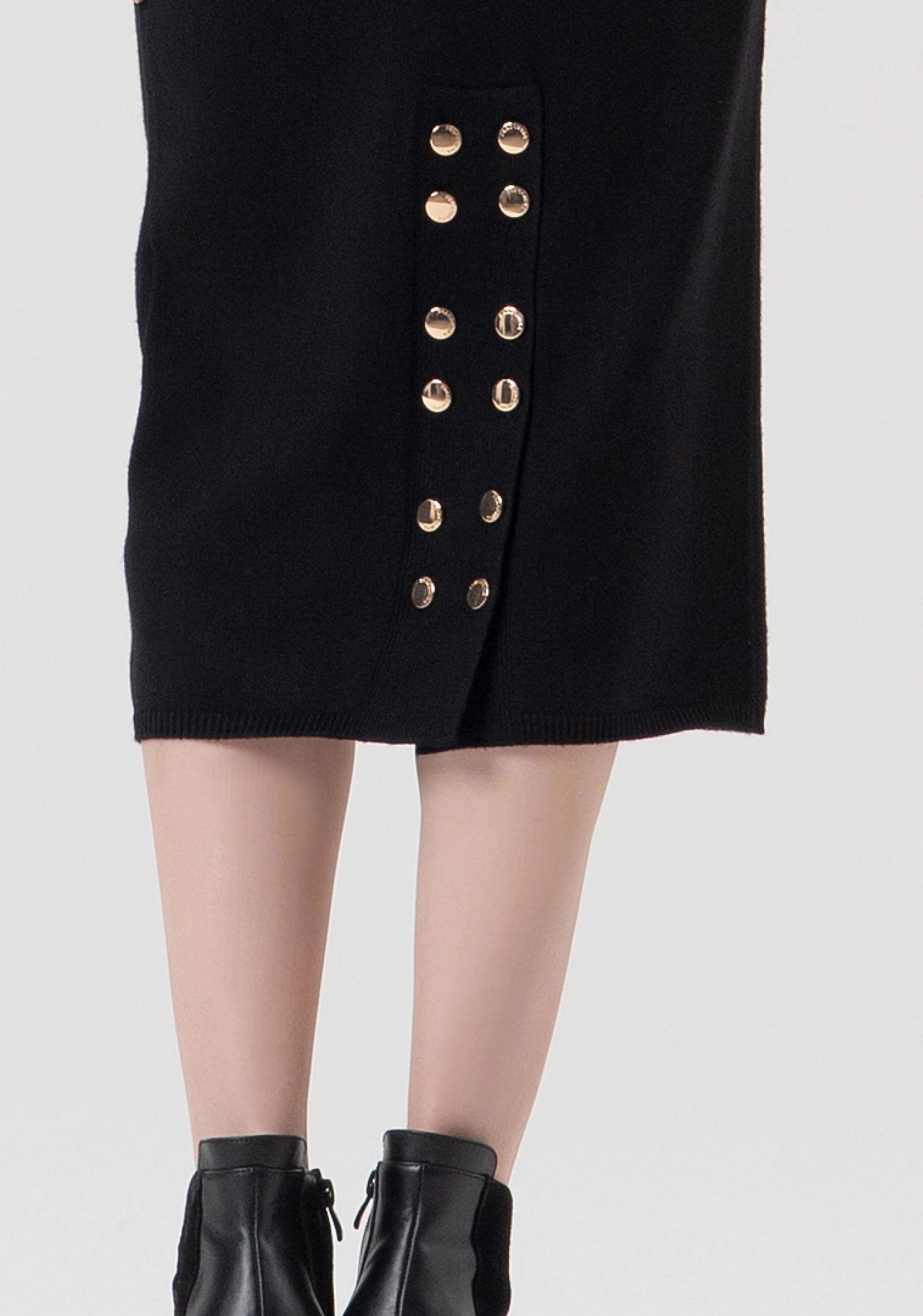 Saia malha justa com detalhes dourados Fracomina