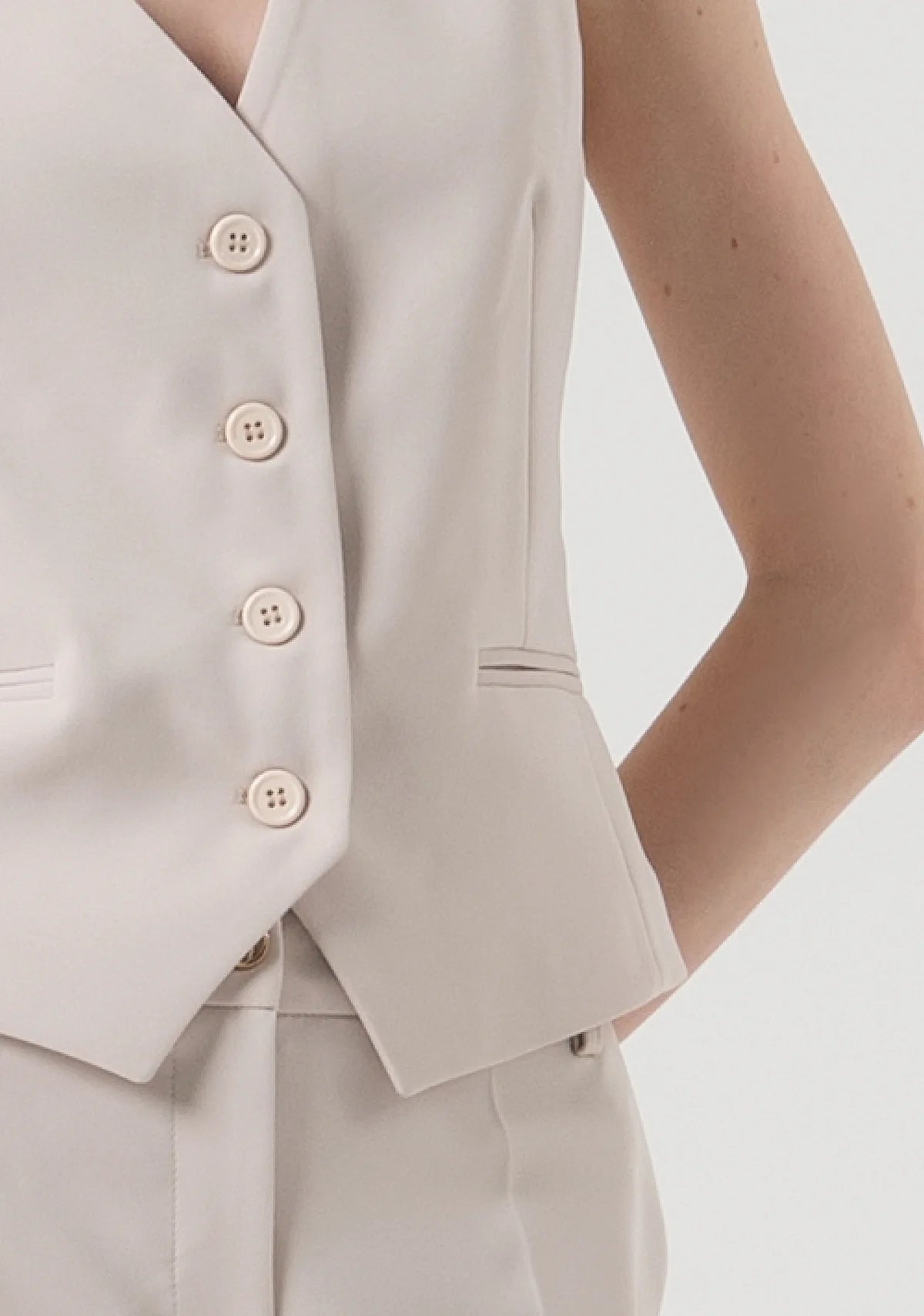 Colete corte regular decote em V Fracomina