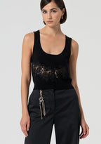 Top com detalhes em renda FRACOMINA